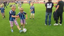 Fotbollsmatch på stadions grymma matta